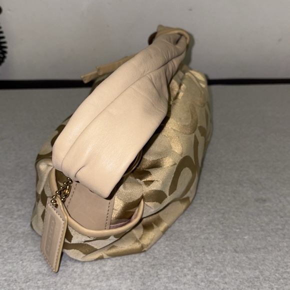 Coach 2008 Beige and Gold Shoulder Bag EUC rose gold hardware - Picture 13 of 14